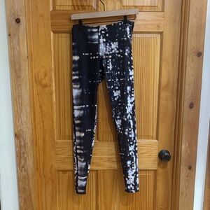 ONZIE | Stylish Black and White Leggings
